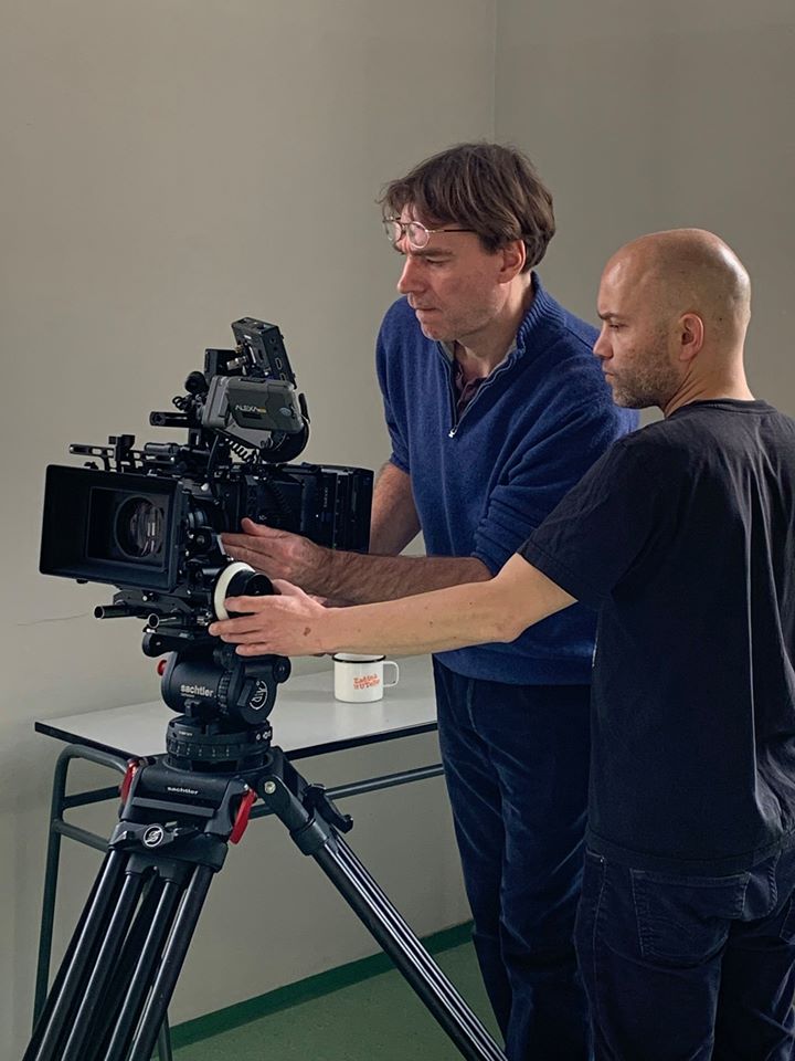 Francouzský kameraman Raphaël O'Byrne, který natáčí s Václavem Kadrnkou jeho film <b><i>Zpráva o  záchraně mrtvého</i></b>, zůstal kvůli uzavření hranic uvězněn v bytě Kadrnkových rodičů ve Zlíně